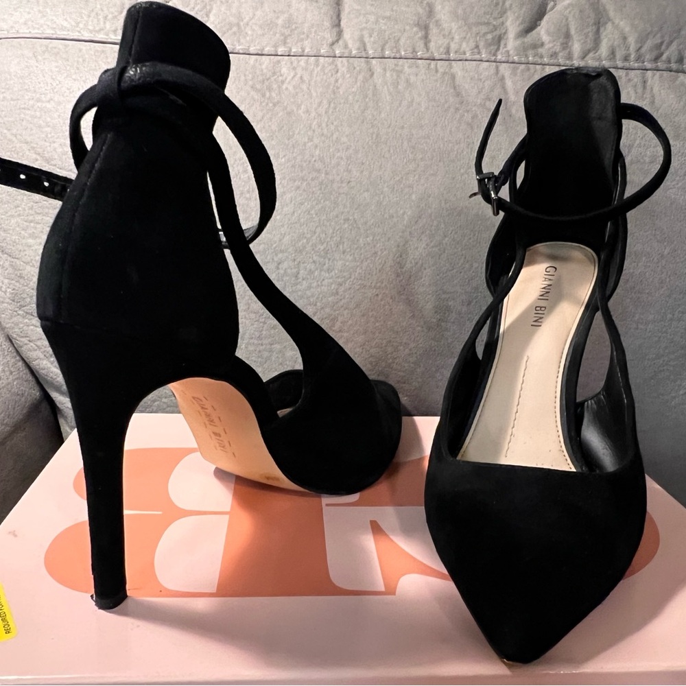 Gianni Bini. Size 8. Black suede heel.